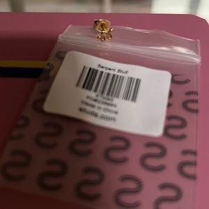 STUDS serpent stud in gold.